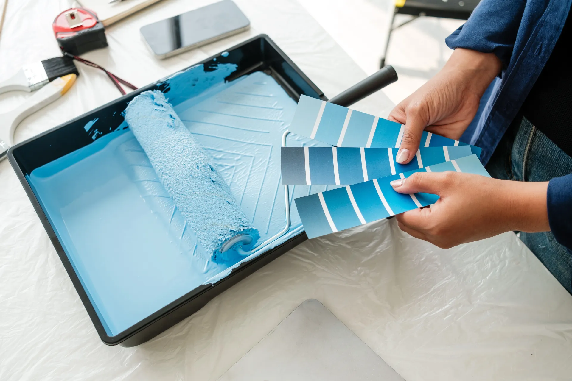 Palette de peinture bleue avec rouleau