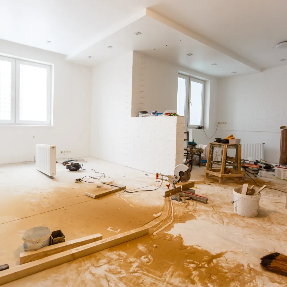 Salon en rénovation avec outils