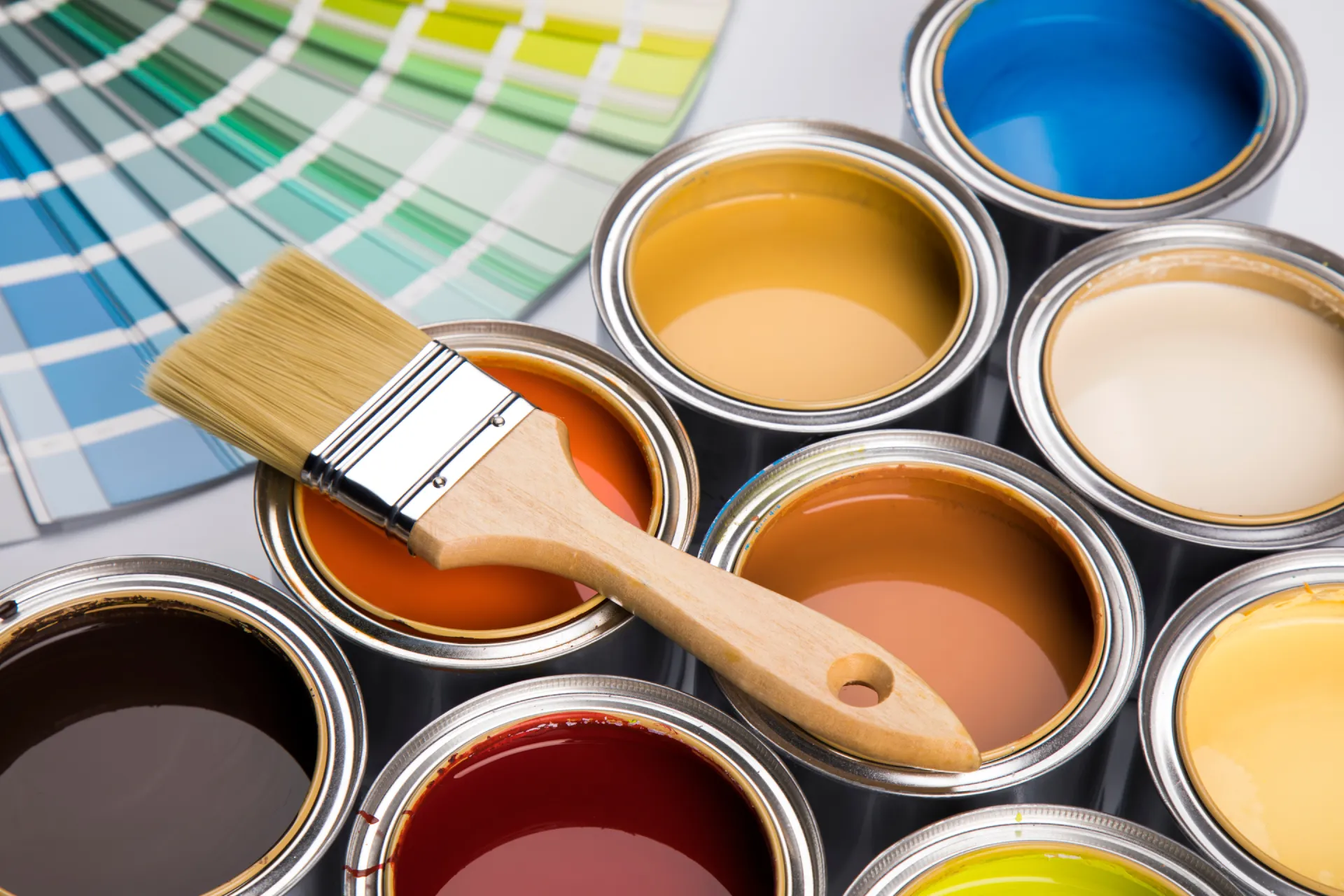 Pots de peinture avec pinceau