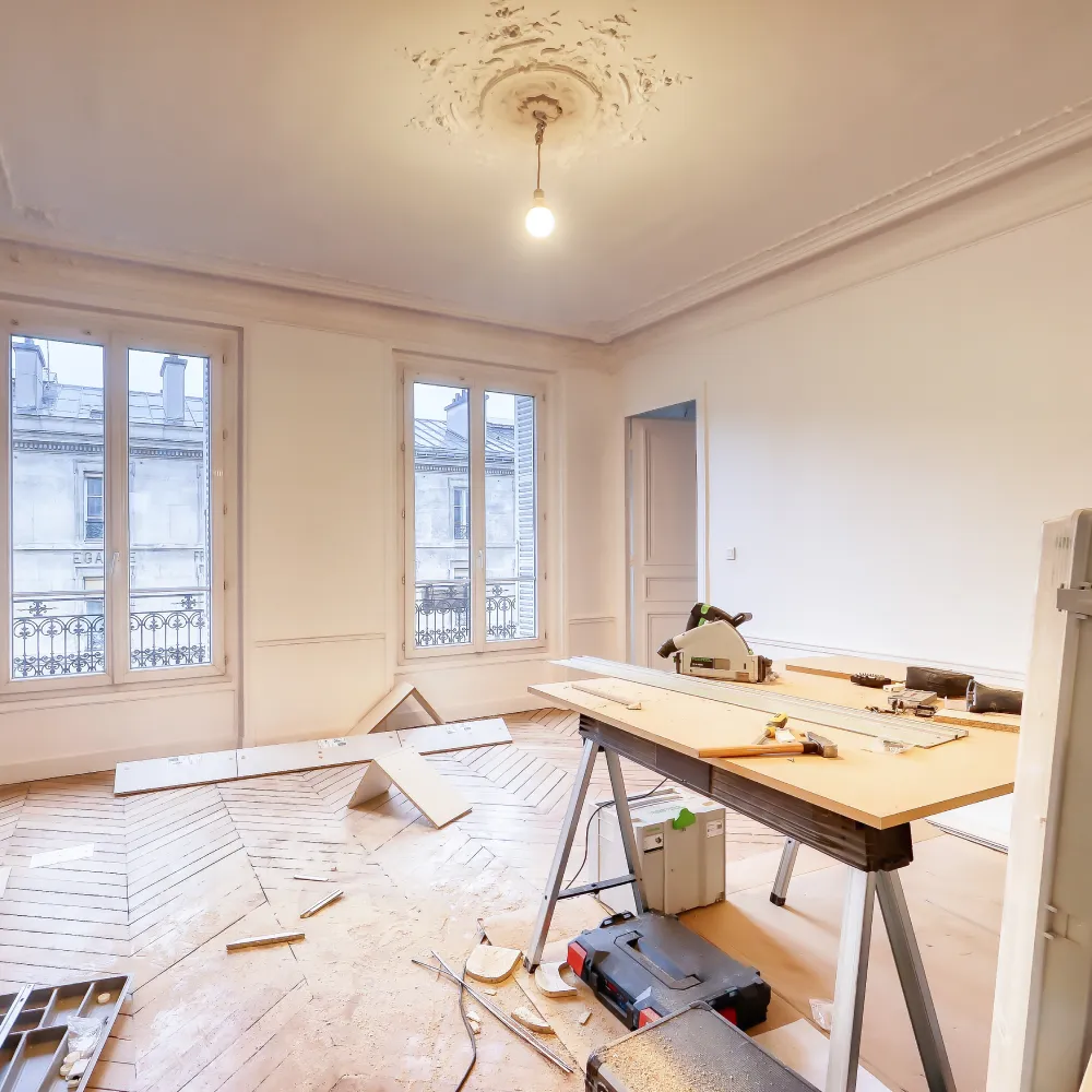 Salle en rénovation avec outils