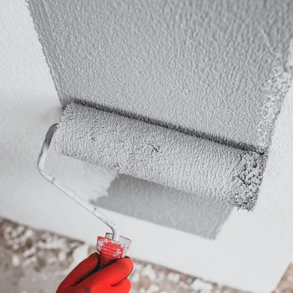 Application de peinture grise au rouleau