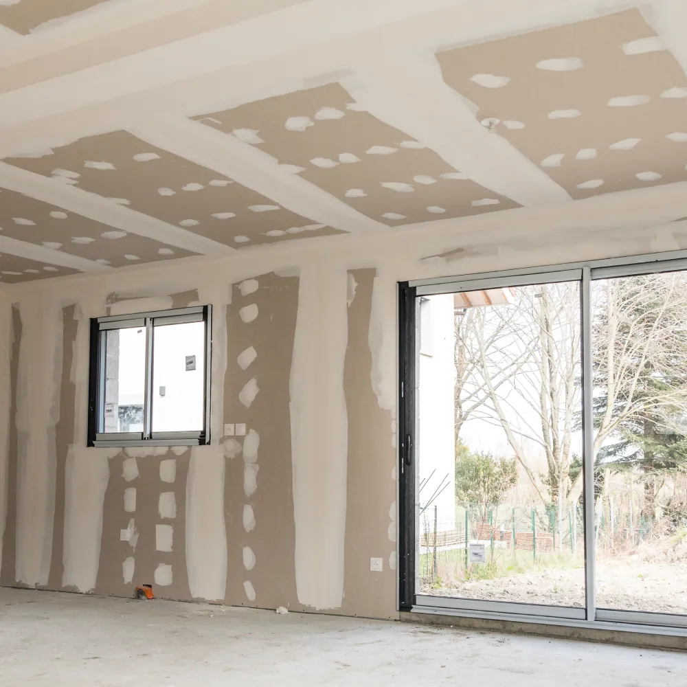 Intérieur en construction avec fenêtres