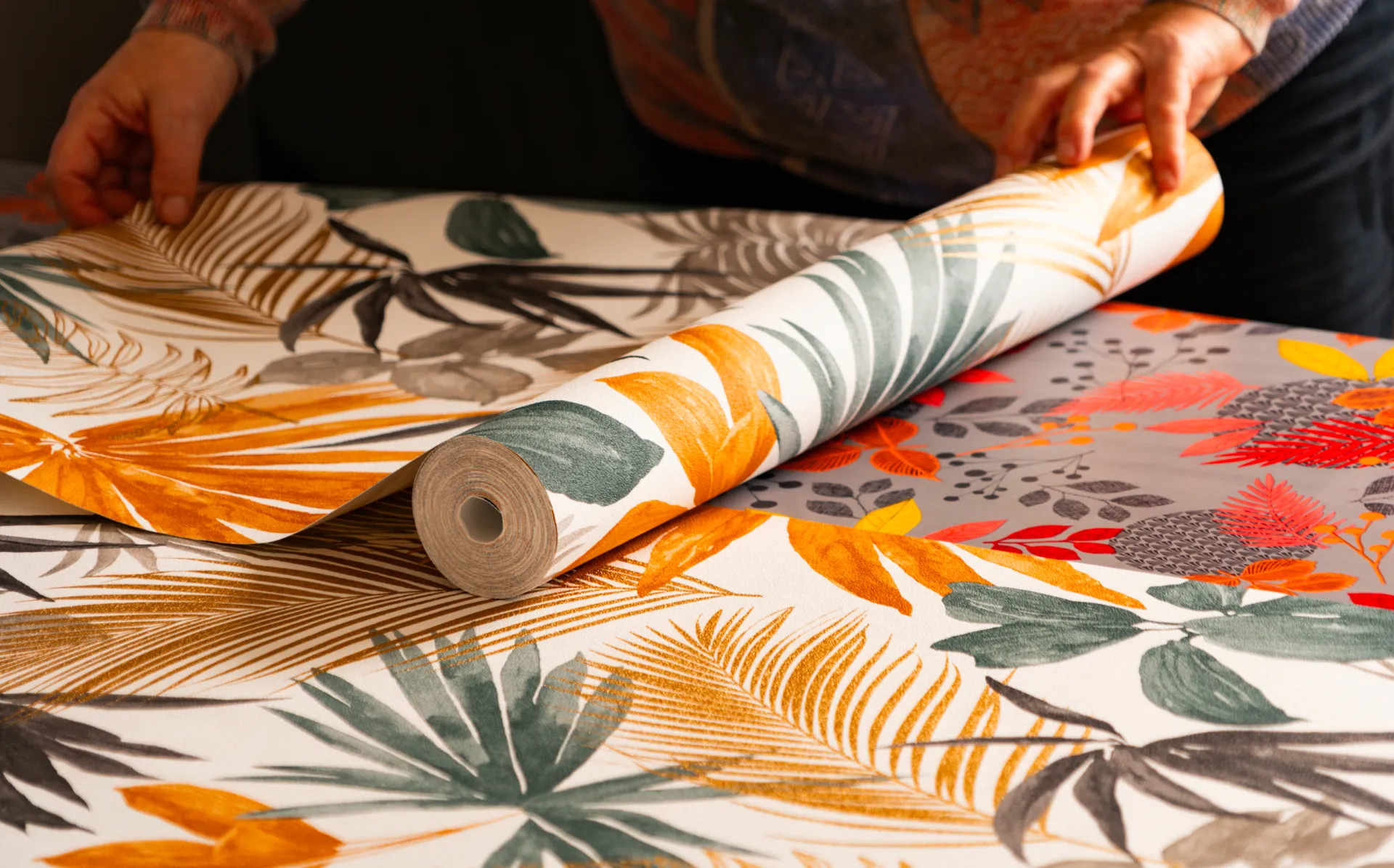 Rouleau de papier peint à motif végétal